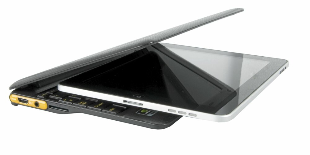LITEN: Apple iPad blir nesten stor i forhold til Toshiba AC100.