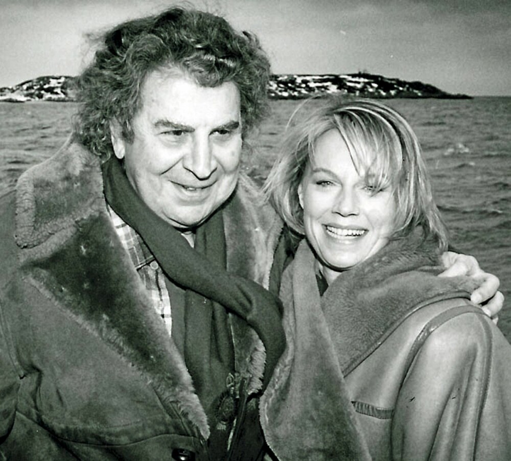 Arja Saijonmaa og Mikis Theodorakis på turné i Nord-Norge på slutten av 1980-tallet. Her er de på fisketur utenfor Tromsø.