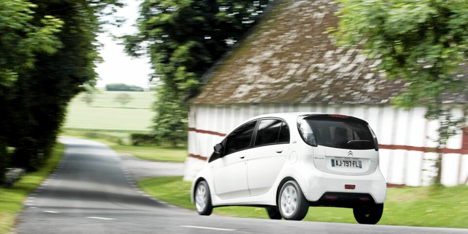 VELKJØRENDE: Citroën C-Zero er en nytelse i byen, men også på landeveien fungerer den flott.