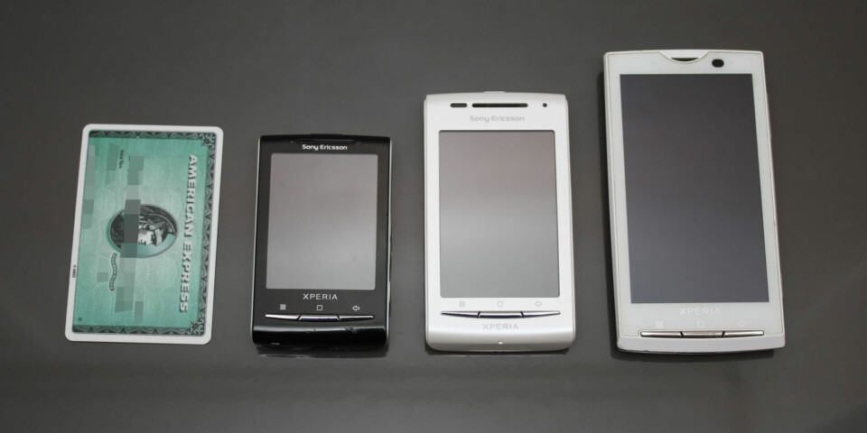 Fra høyre: Sony Ericsson X10, X8 og X10 Mini, sammenlignet med et vanlig kredittkort.