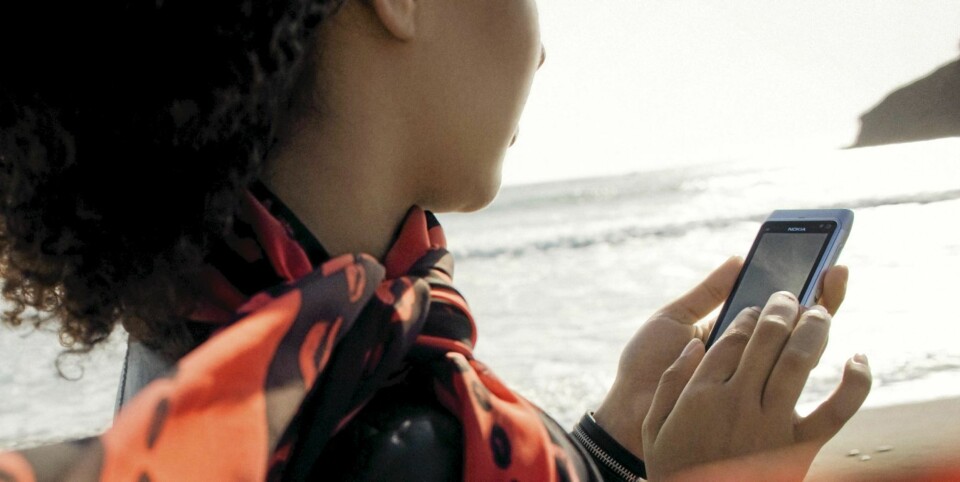 BRA MOBIL: Nokia N8 er uvanlig stilig til Nokia å være, men mangler fortsatt litt på brukeropplevelsen.