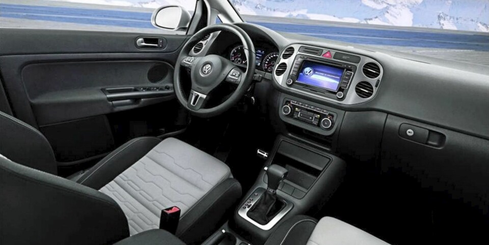 SPORTSLIG: Volkswagen lagt seg på det de kaller en sportslig linje, der tofargede sportstoler og skinn på håndbrekk, ratt og girkule er de mest visuelle detaljene.