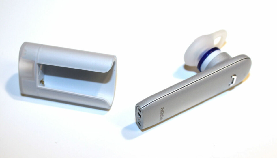 Nokia BH-217 har en holder som gjør at du har håndfrien lett tilgjengelig. Den sparer også strøm.