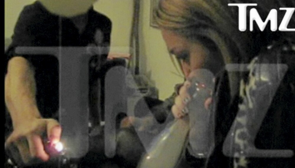 TAPT USKYLD: Miley Cyrus inhalerer dypt av salvie-bongen.