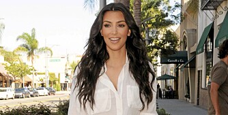 HVIT SKJORTE: Kim Kardashian iført en løs variant av superplagget.