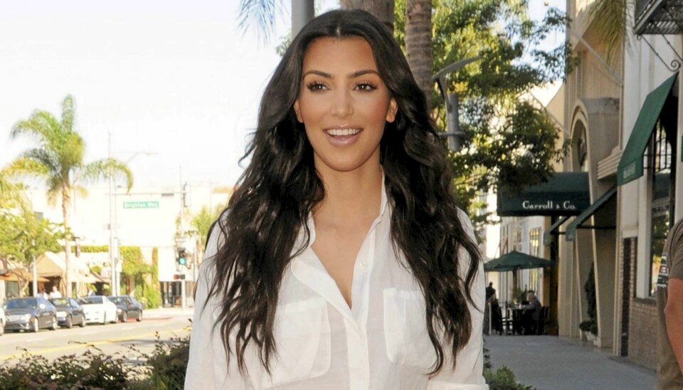 HVIT SKJORTE: Kim Kardashian iført en løs variant av superplagget.