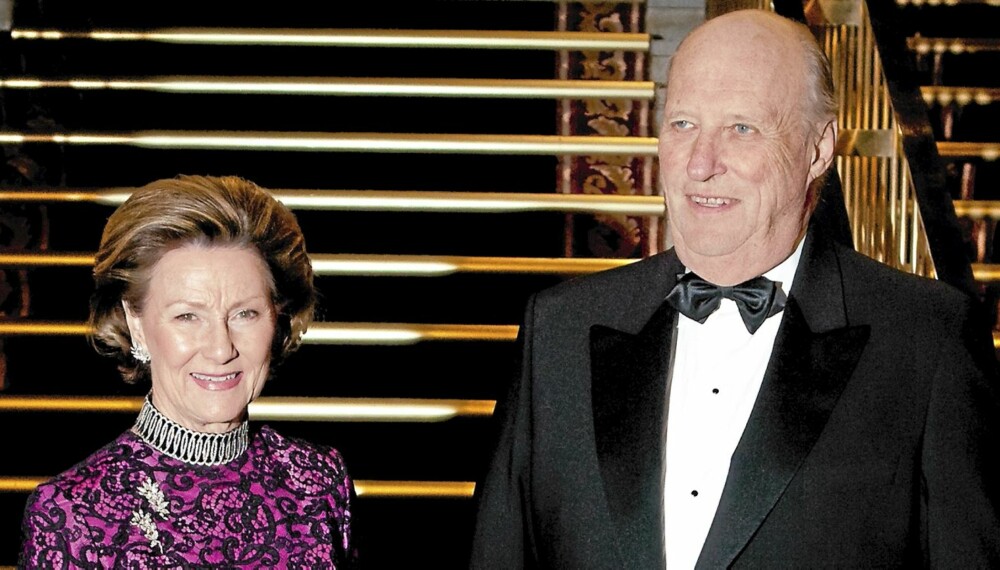 HOLDT TIL MIDNATT: Kong Harald og dronning Sonja var i strålende humør på Nobelbanketten på Grand Hotel fredag kveld. De gikk ikke hjem før klokken hadde passert midnatt.