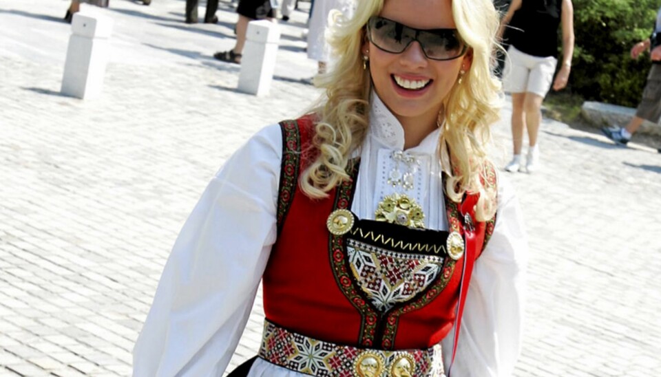 JA ELLER NEI: Er det lov til å bruke solbriller til bunad?