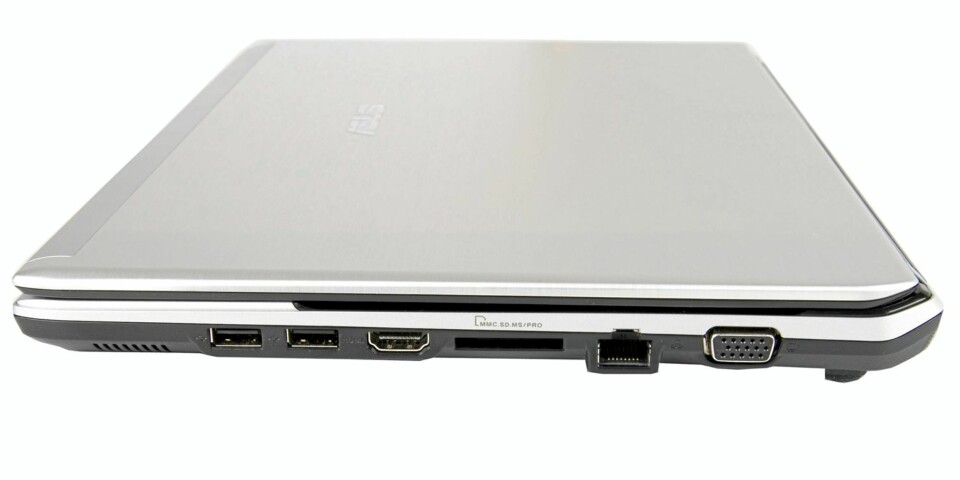 PLASSERING: Her kan vi se at Asus har plassert i overkant mange porter på høyre side av maskinen.