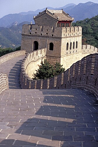 Den kinesiske mur ble bygget som forsvarsverk og regnes som verdens største byggverk. I dag er den blant Kinas mest kjente turistattraksjoner.