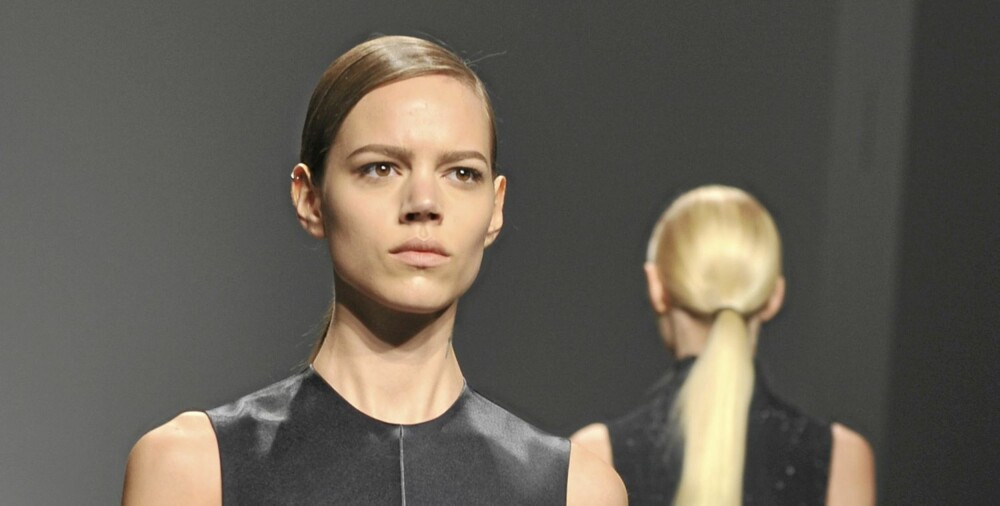LAVT: En lav hestehale med sideskill, som vist hos Calvin Klein, er helt riktig i vinter. LAVT: En lav hestehale med sideskill, som vist hos Calvin Klein, er helt riktig i vinter.