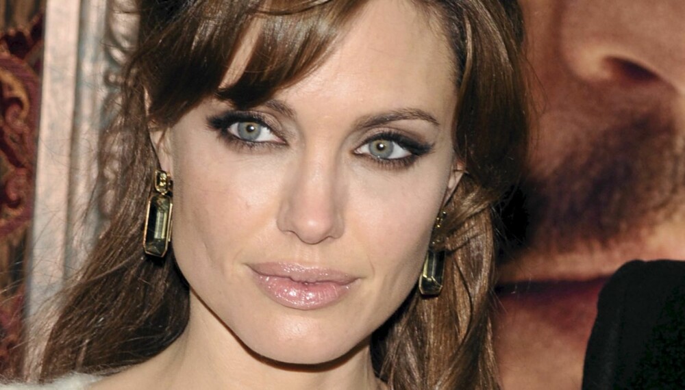 FØDT SÅNN ELLER BLITT SÅNN? Angelina Jolie regnes som en av verdens vakreste kvienner. Men har hun fått litt hjelp?