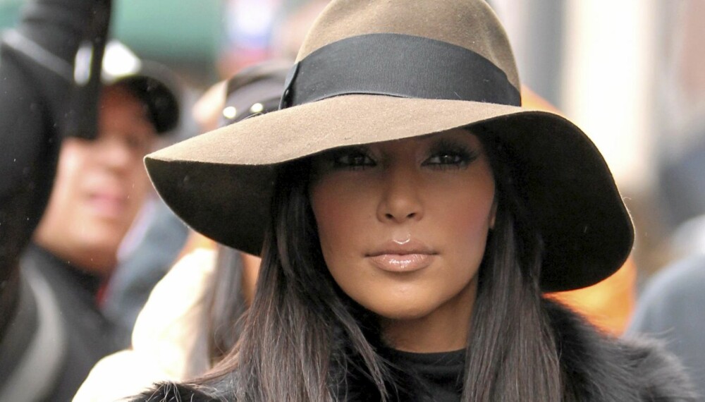 HATTEFIN: Gå for en ekte divalook som Kim Kardashian, ved å velge en brebremmet hatt.
