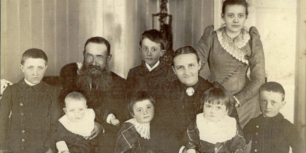 ISHAVSSKIPPER: Hans Christian Johannesen med kone og syv barn. Han var en anerkjent ishavsskipper og polfarer.