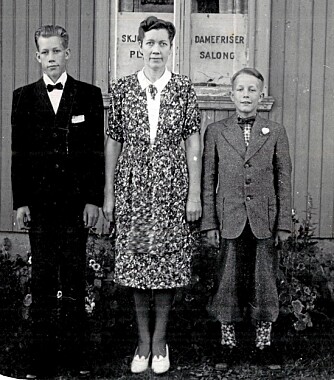 FARMOR RUTH: - Her er farmoren min, Ruth, utenfor frisørsalongen sin med min far Hans Christian (til høyre) og onkel Roald til venstre. De ble oppkalt etter Hans Christian Johannesen og Roald Amundsen, forteller Benedicte.