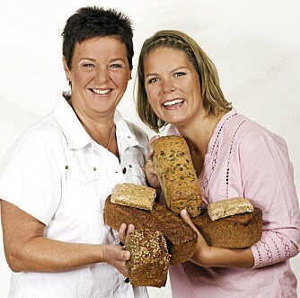 GODE BRØD: Inger Kløkstad (t.v.) og Hege Hopstad, som er daglig leder i Ingers Fibermat, byr på flere varianter sunn brødbakst.