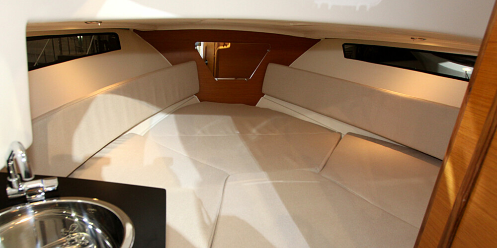 GOD PLASS: Wa-modellen har overraskende rommelig kabin og kan også utstyres med toalett i rommet på styrbord side.
