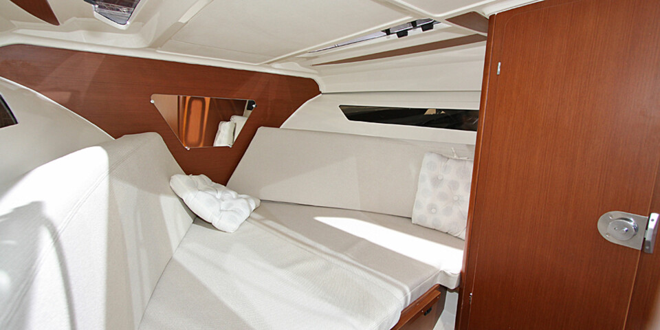 BEDRE TAKHØYDE: Takhøyden er naturlig nok bedre i kabinen DC-modellen, men i stikkabinen akter må man krype inn i.