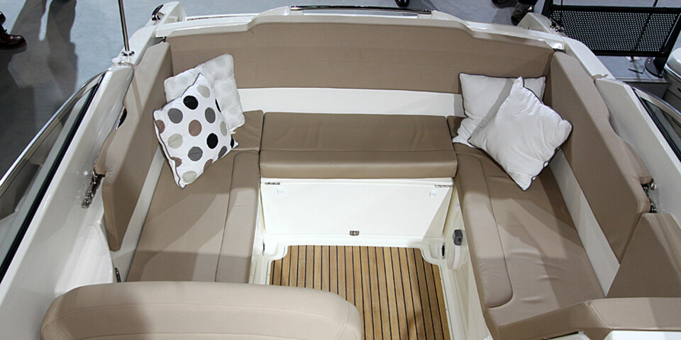 TRADISJONELL: U-sofa akter er seteløsningen de fleste produsenter sverger til. Legg merke til at sittputen er dratt opp og danner en seterygg for en person mot kjørretningen. Med et enkelt håndgrep kan sittegruppen gjøres om til solseng.