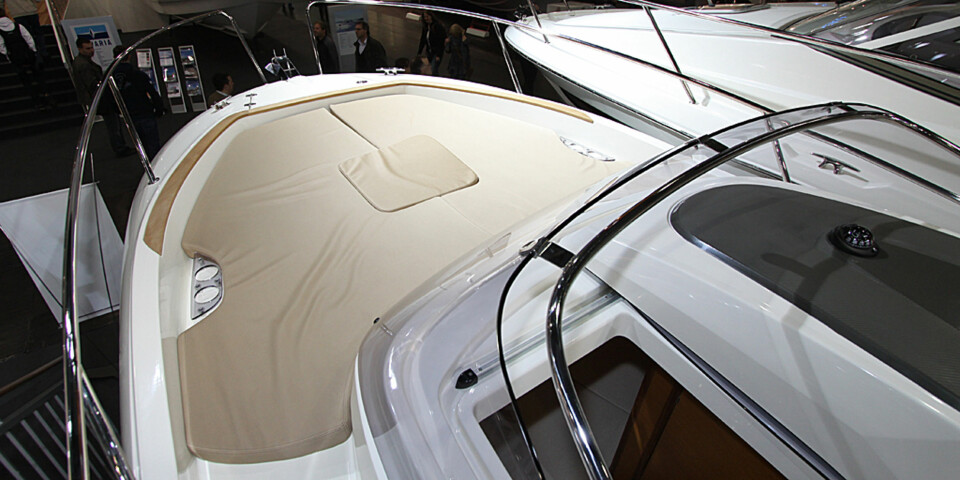 SOLDEKK: I WA-modellen er hele framdekket dekket med puter. Behagelig på en varm sommerdag og moro for barna.