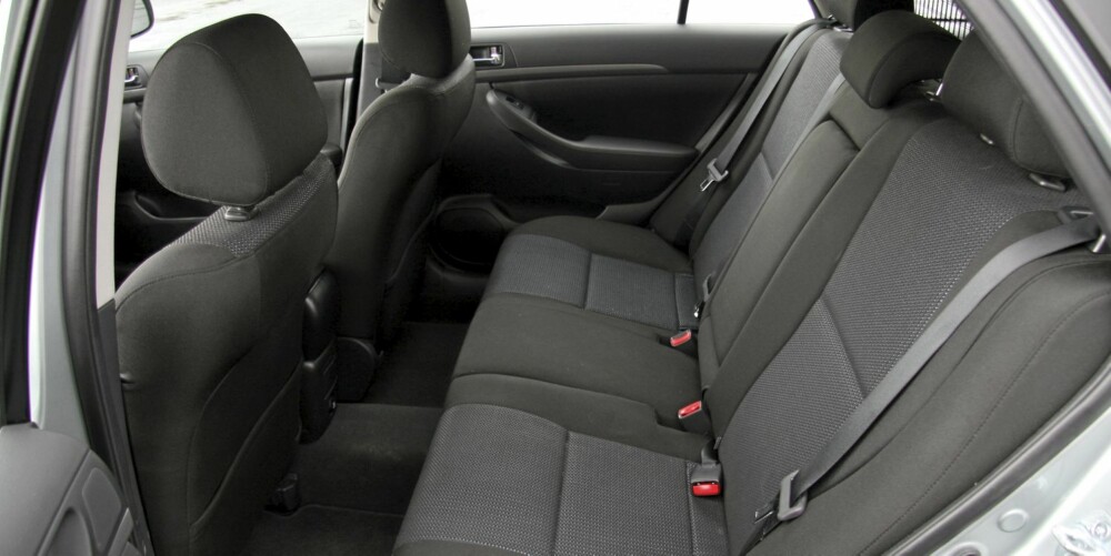 Plassforholdene i Toyota Avensis D-4D fra 2003 til 2008 er gode.