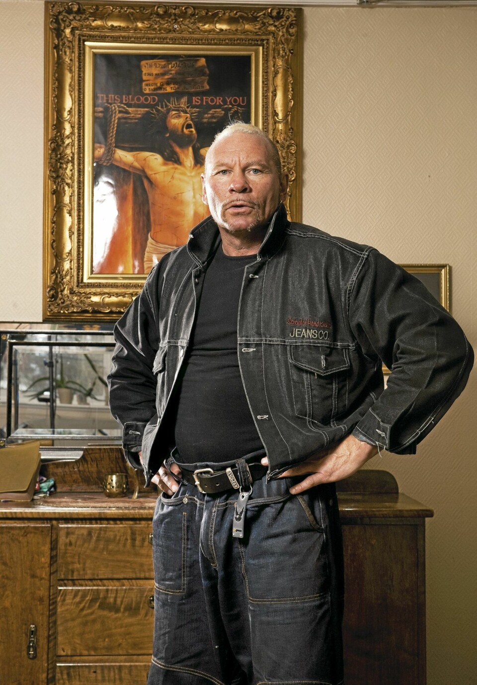HP Martinsen foran det mest betydningsfulle bildet han har: Jesus på korset med tittelen 'This Blood Is For You'