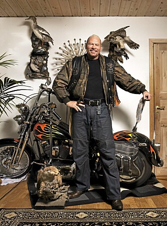Hans Petter Martinsen hjemme på Strømmen i Akershus. Hallen ved entréen preges av en feit Harley Davidson og utstoppede dyr.