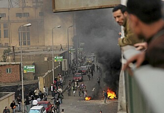 Kairo i flammer. Det har vært store demonstrasjoner mot den sittende presidenten i de store byene i Egypt. Nå evakuerer turoperatørene sine turister.