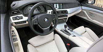 LUKSUS: Innvendig har BMW 5-serie tatt et tydelig steg opp. Med noen (kostbare) kryss på ekstrautstyrslista er den i luksusklassen.