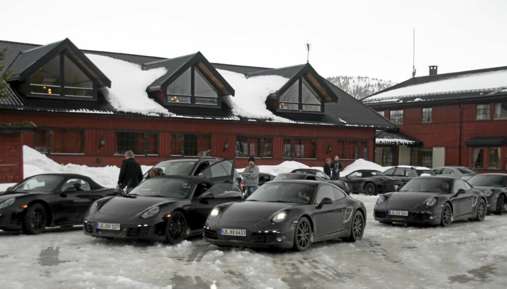 I NAMDALEN: Porsche-kolonnen, med en rekke maskerte 911- og Boxster-modeller, stoppet i Namdalen i Nord-Trøndelag.