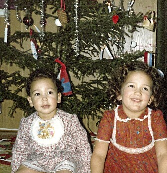 SISTE JUL HOS MAMMA:
På dette bildet, tatt i 1980, er Miriam to år gammel og Nadia fire år. De feiret jul sammen med mammaen sin, for siste gang, skulle det vise seg.