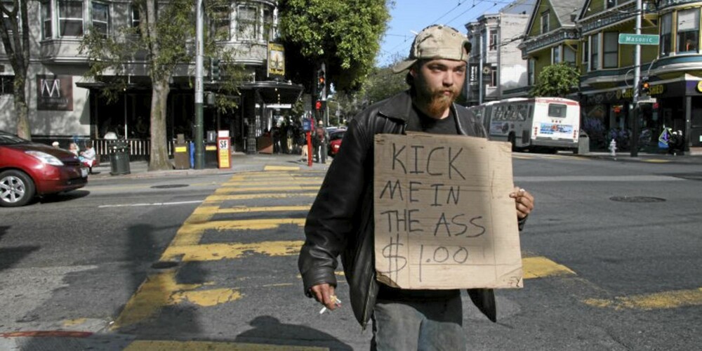 En av San Franciscos mange kreative posthippier/hjemløse. Han fikk en dollar åkke som.