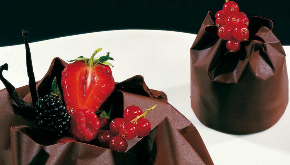 INNPAKKET KLASSIKER: Mørk sjokoladepose med klassisk sjokolademousse og vaniljekokte epler. INNPAKKET KLASSIKER: Mørk sjokoladepose med klassisk sjokolademousse og vaniljekokte epler.