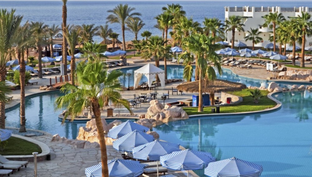 SOLFYLT: Vi bor på det flotte hotellet Radisson Blu Resort med privat strand, flere bassenger og restaruanter og meget mer.