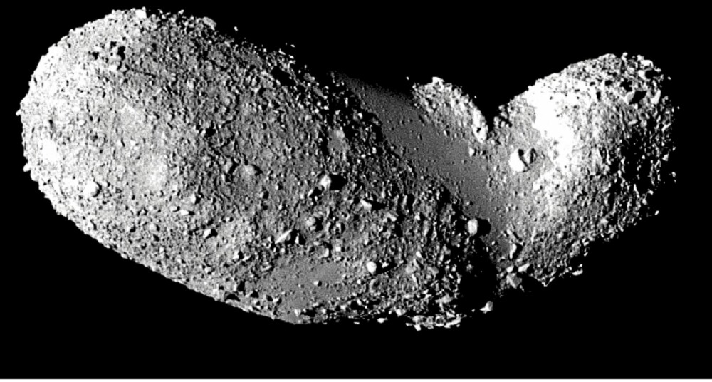 SPENNENDE MÅL: Asteroider er forholdsvis små himmellegemer i baner rundt Solen, de fleste i et belte mellom Mars og Jupiter. Størrelsen kan variere fra noen få meter til flere hundre kilometer. Noen kan være faste tvers gjennom og inneholde karbon, stein eller metaller, andre later til å være en løst pakket samling av større og mindre partikler. Dette bildet av asteroiden Itokawa er tatt av den japanske asteroidesonden Hayabusa. Himmellegemet måler 535x294x209 m.