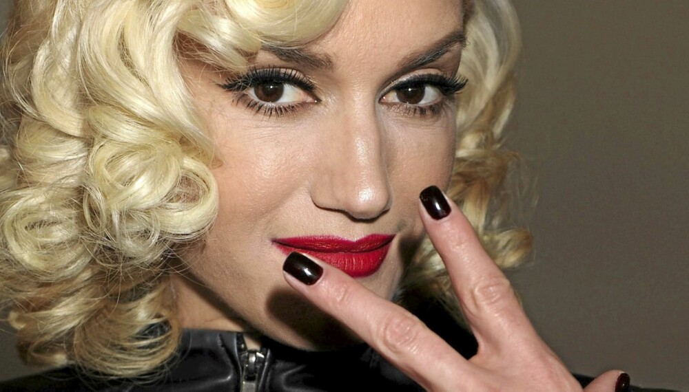MØRKE NEGLER: Kule Gwen Stefani velger svarte negler til det rocka antrekket sitt.