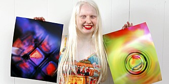 ANNET BLIKK: Cecilie Andreas albinisme gjør at hun ser verden på en annen måte. Det bruker hun i sin kunst. Fotografiene hennes er abstrakte bilder med mange farger.