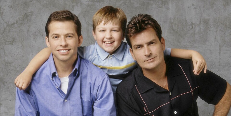 SPILLER SEG SELV?: I Komiserien «Two and a Half Men» spiller Charlie Sheen rollefiguren Charlie Harper. Det er for lengst klar at stjernen har mer til felles med den dameglade og svært tørste rollefiguren enn bare navnet.