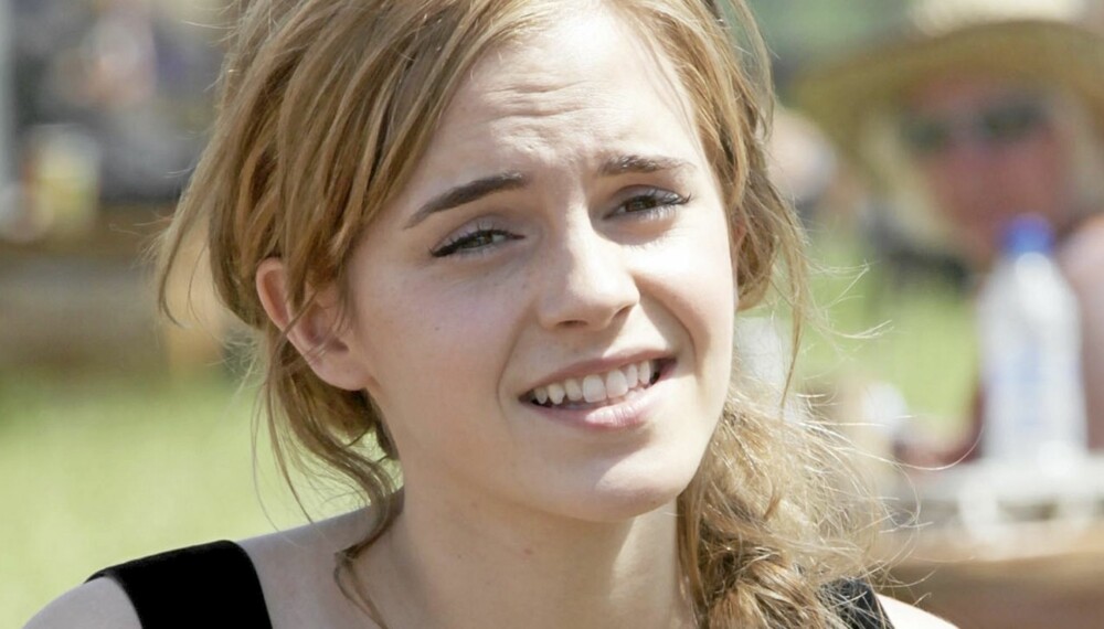 SOM UNGDOM FLEST: Emma Watson har penger på bok, men liker sånne ting som andre unge voksne. I sommer koste hun seg på Glastonburyfestivalen.