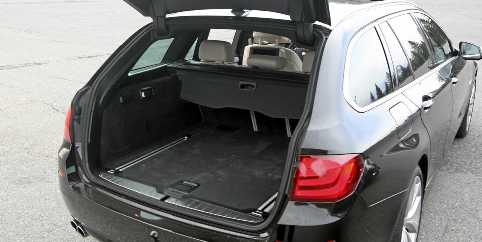 STORT NOK? Bagasjerommet rommer 560 liter under bagasjeskjuleren. I BMW-sammenheng er det mye, men det skremmer ingen konkurrenter.