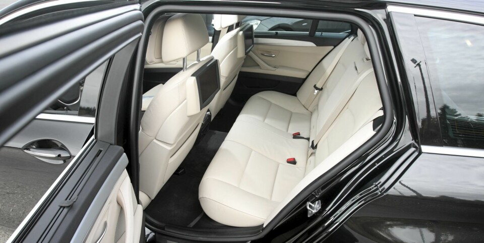 BEST FOR TO: Kraftige konturer i baksetet gjør at det passer best for to. Beinplassen er ok, men ikke mer.