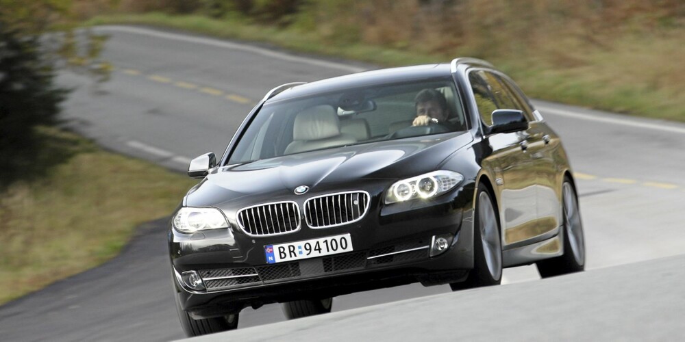 SJÅFØRENS BIL: BMW 5-serie stasjonsvogn har relativt god plass, men fortsatt er sjåføren viktigst for BMW. Kjøregleden er på topp. SJÅFØRENS BIL: BMW 5-serie stasjonsvogn har relativt god plass, men fortsatt er sjåføren viktigst for BMW. Kjøregleden er på topp.