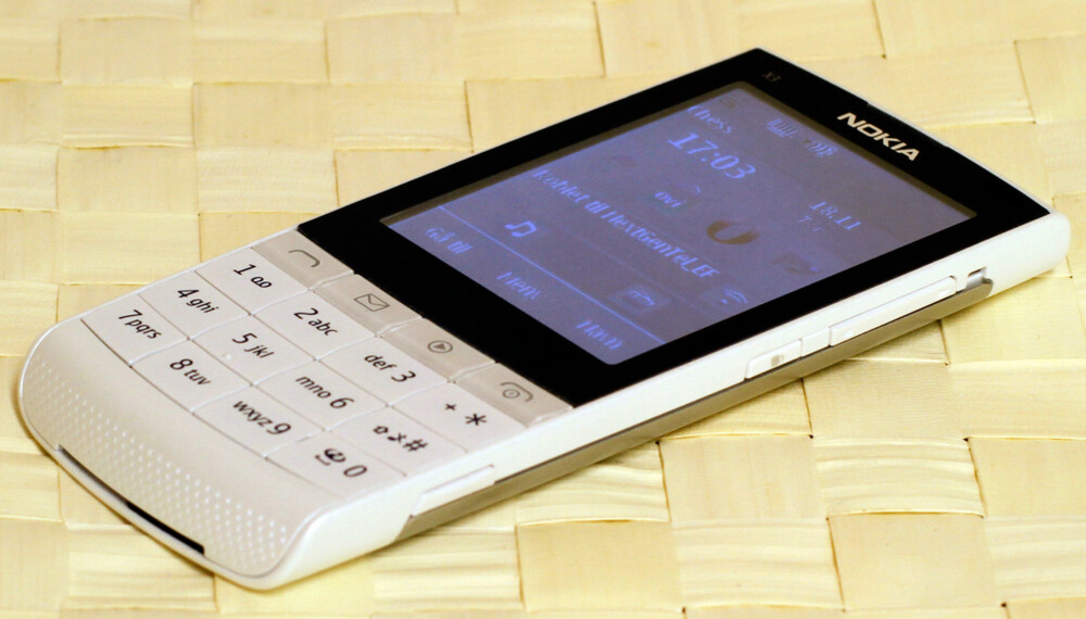Nokia X3-02 har både taster og trykkskjerm.