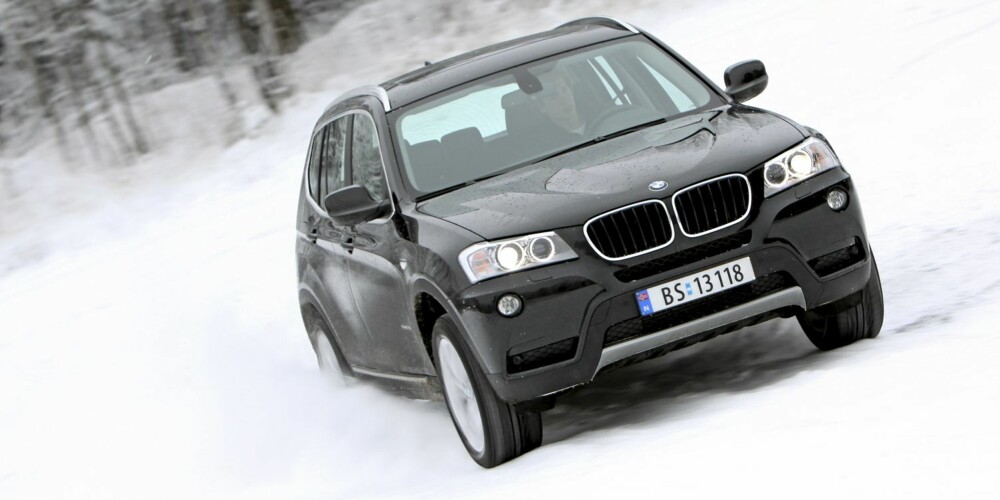 LEKEN: BMW X3 blir gjerne med på leken på vinterføre.