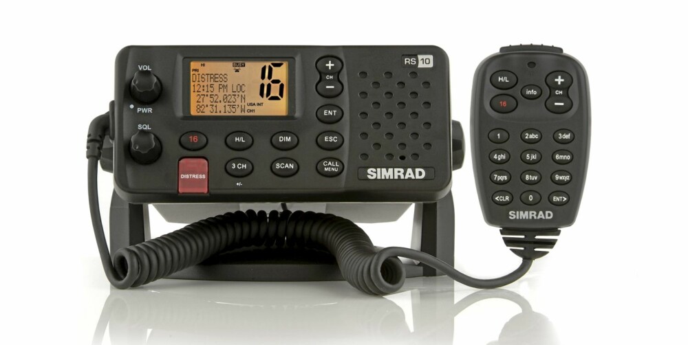 NYTTIG: Den mest nevenyttige nyheten fra Simrad er en ny rimelig VHF-serie, med både stasjonære og bærbare varianter.