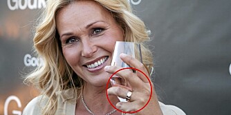 GRUNN TIL Å SKÅLE: Med en ring designet av søsteren, hadde Dorthe Skappel god grunn til å skåle.
