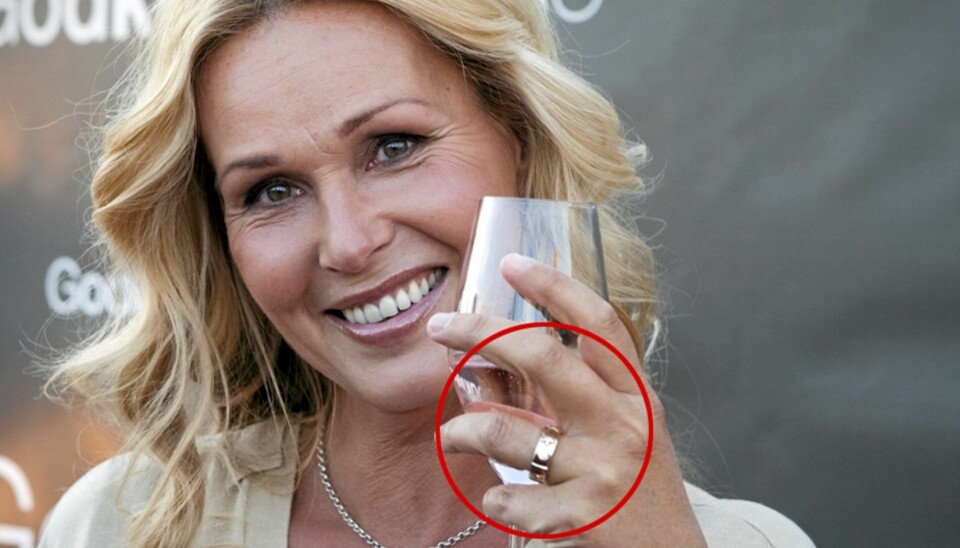 GRUNN TIL Å SKÅLE: Med en ring designet av søsteren, hadde Dorthe Skappel god grunn til å skåle.