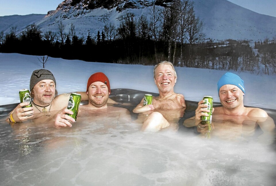 BOBLENDE GLEDE: - Hva smaker vel bedre enn kald øl i boblebadet etter en topptur? spør Cato og kameratene Gøran Simonsen (f.v.), Svein Arild Arntsen og Willy Persen.