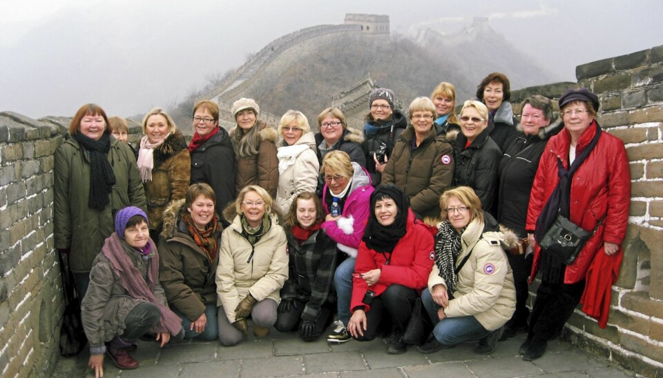 PÅ MUREN: Hjemme-lesere på Den kinesiske mur: Inger-Lise Eidhammer, Inger-Lise Svendsen, Anne Berit Kristiansen, Marthe Sikkerbol, Anne Elsebeth Kjus, Grethe Leira, Bente Pedersen, Vigdis Kjellemo, Bente Skiaker, Astrid Harstad, Else Eidsaa, Lise Skjåk Bræk, Kari Melkevik Andersen, Hilde Aamodt, Britt Trulssen, Marion Sjaavik, Jorid Hauge Olsen, Marianne Hauge Olsen, Anne Karin Nyheim, Ragnhild Antonsen og Johanne Solem.