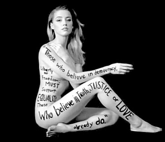 FRAMPEK: I november kastet Amber Heard  klærne i en kampanje for like rettigheter. Kan hende var det denne som ga støtet til at hun gikk offisielt ut med at hun er lesbisk også?